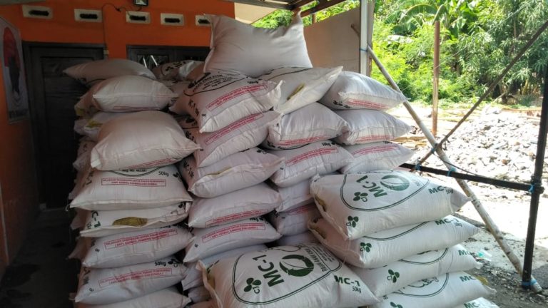 Warga Desa Banjarwangunan Terima Bantuan Pangan Ternak Ayam
