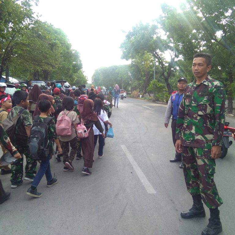 Sinergitas TNI dan Polri Sukolilo Mengamankan Jalan Sehat