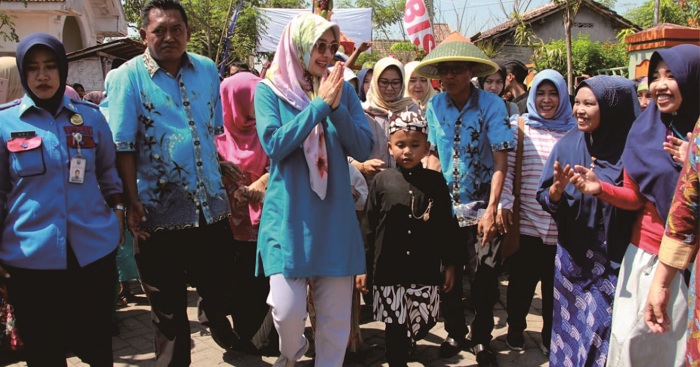 Bupati Tantri Hadiri Gotong Royong dan Selamatan Desa Asembagus