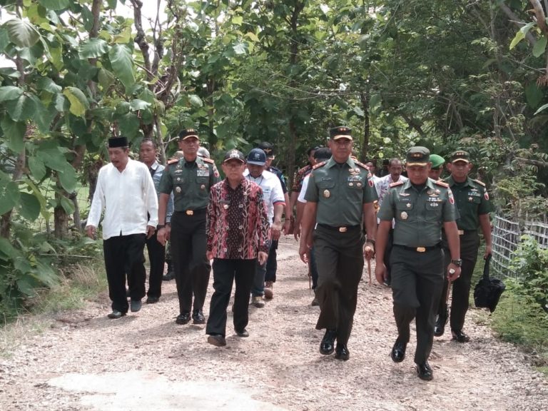Pangdam Brawijaya Tinjau Pelaksanaan Baksos di Lokasi Eks Gempa