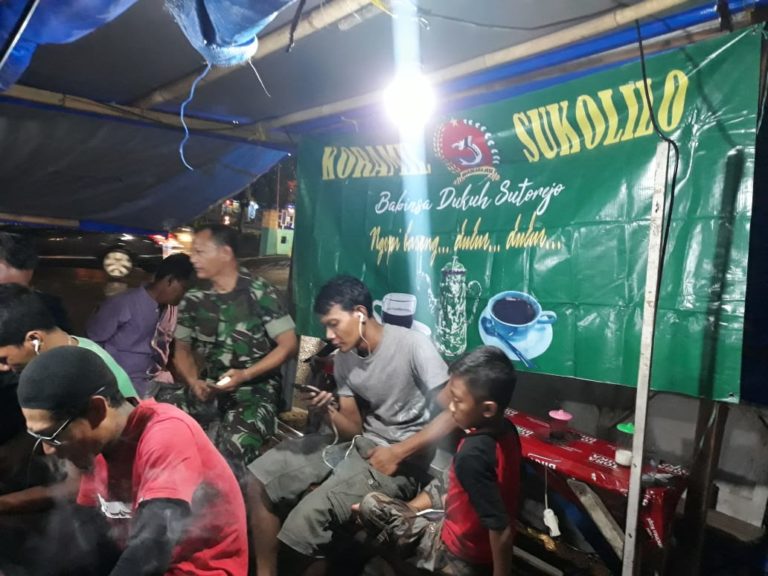 Babinsa Koramil Sukolilo Ngopi Bangun PAM Swakarsa
