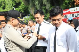 Penampilan dan Performa Anggota Polres Gresik Harus Prima