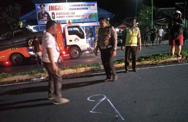 Seorang Pengemudi Mobil Diduga Mabuk Menabrak Pengendara Sepeda Motor