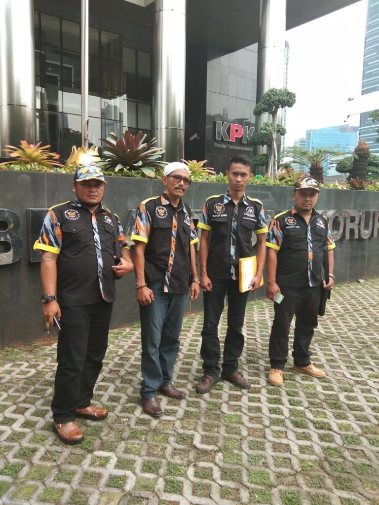Peringati Hari Anti Korupsi Sedunia LSM GMBI Distrik Majalengka Hadiahi Para Terduga Koruptor