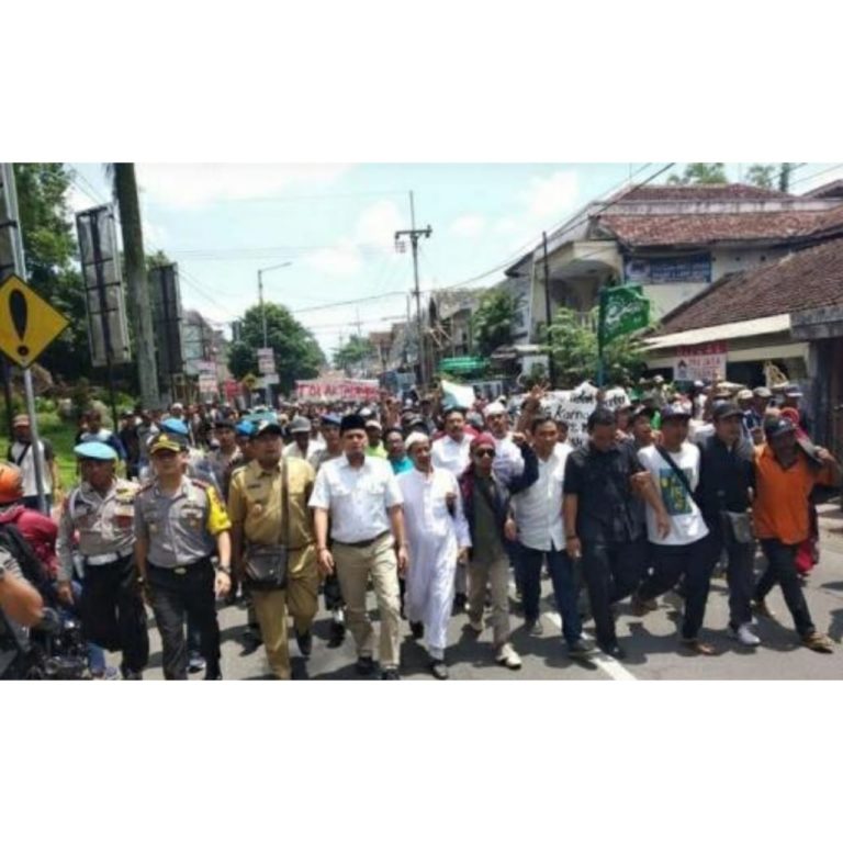 Wakil Ketua DPRD Jember Ikut Berunjuk Rasa Bersama Warga