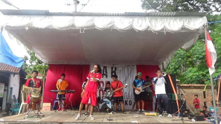 AKSI BAND KAWANKU MEWARNAI CAR FREE DAY KARANG TARUNA SUMBERSUKO