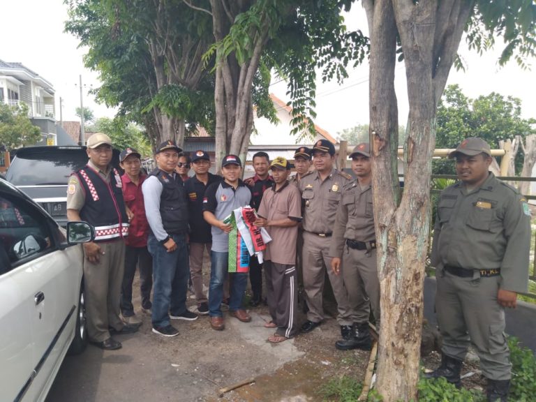 Panwaslu Turunkan Alat Peraga Kampanye yang Menyalahi Aturan