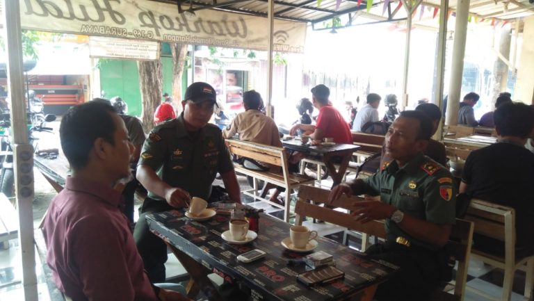 Danramil Sukolilo Blusukan di Warung Kopi