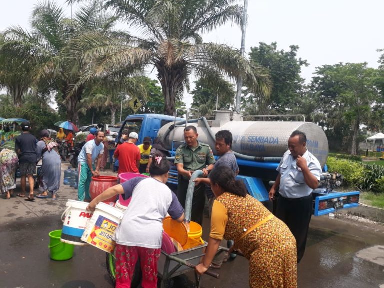 Tujuh (7) Hari Air Tidak Mengalir Babinsa Sukolilo Turun Langsung