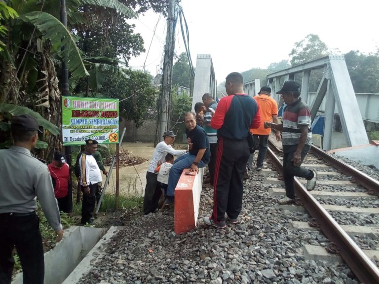 Pemdes Purwosari Adakan Kegiatan Bersih-Bersih Sampah Kali Gandong