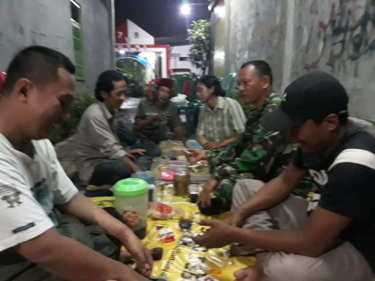 Babinsa Koramil Sukolilo Jago Ngopi