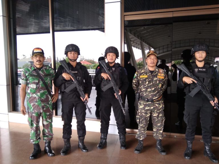 Babinsa Koramil Sukolilo Amankan Kegiatan Kebaktian