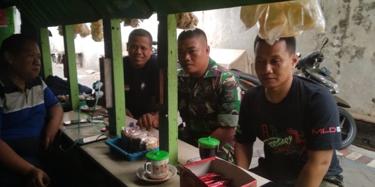 Babinsa Kelurahan Keputih Serda Istamar Komsos Sambil Ngobar ( Ngopi Bareng)