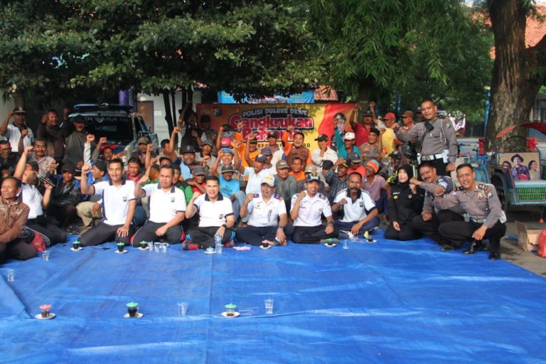 Jaring Aspirasi Masyarakat, Kapolres Bojonegoro Ajak Sarapan Bareng Tukang Becak dan Tukang Ojek