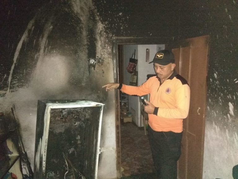 Diduga Korsleting Listrik Sebuah Rumah Yang Ditinggal Pergi Terbakar