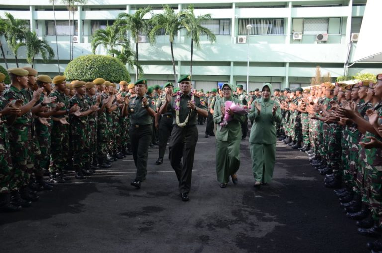 Kedatangan  Mayjen TNI Wisnoe P. B, di Makodam V/Brawijaya Disambut Ribuan Prajurit