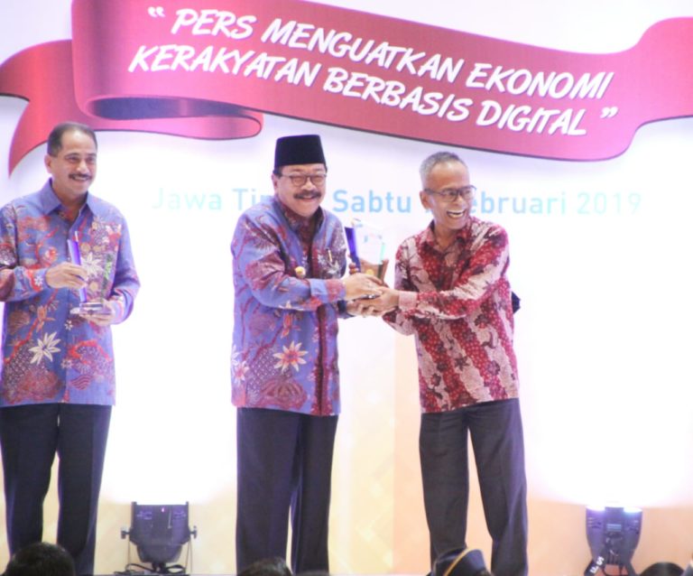 Gubernur Jatim Terima Penghargaan Digital Award