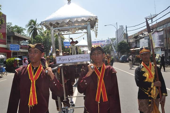 Kirab Empat Pusaka Kebesaran Kabupaten Banyumas Sambut Hari Jadi ke 448