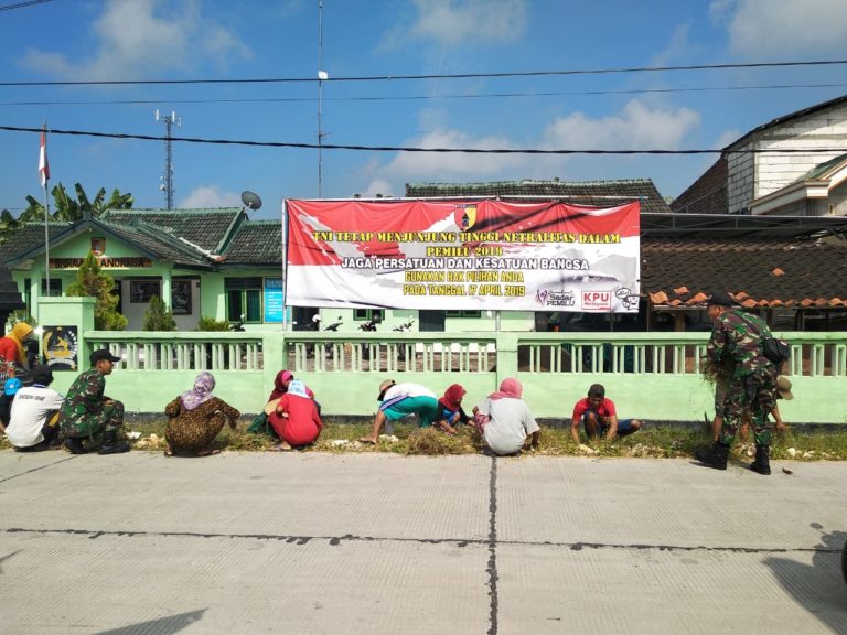 Peringati HPSN, Koramil Sukosewu Dan Masyarakat  Karya Bakti Pembersihan Lingkungan