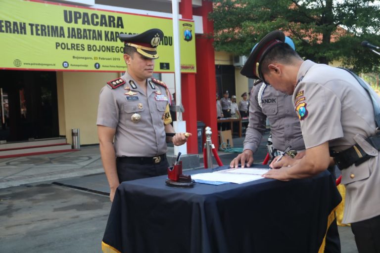 Kapolres Bojonegoro Pimpin Langsung Acara Sertijab Kapolsek Kalitidu