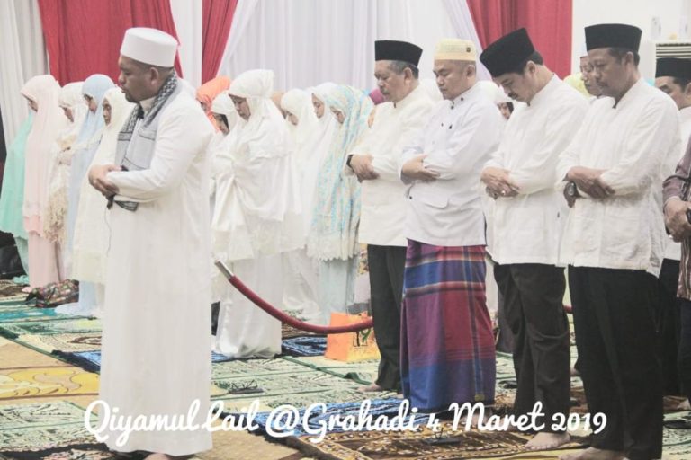 Doakan USBN Jatim Lancar Khofifah dan Emil Tahajud-Sahur Bersama