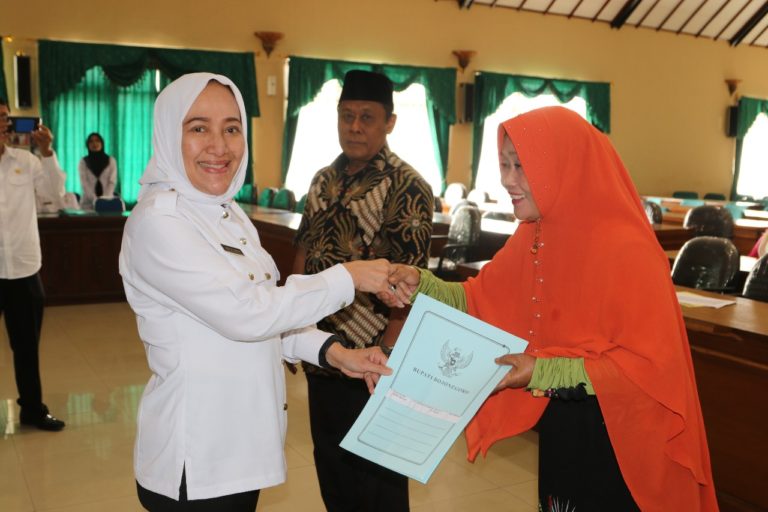 Bupati Bojonegoro Serahkan SK Purna Tugas 33 PNS