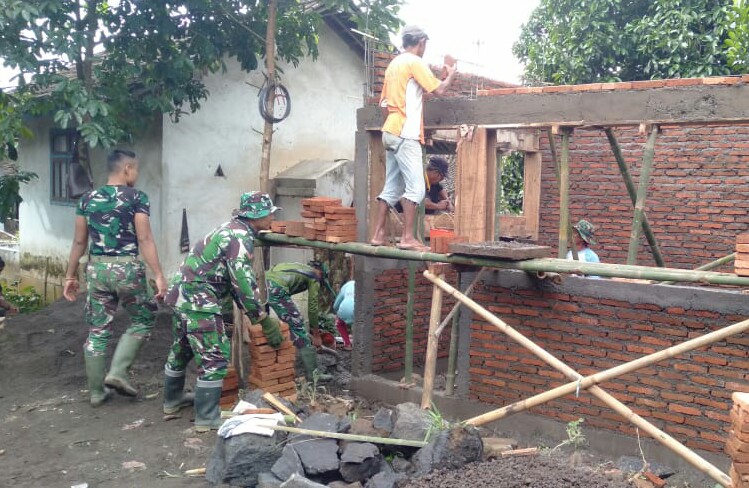 Menciptakan Keamanan Dan Lingkungan Satgas TMMD 104 Kodim Jember Bangun Pos Kamling