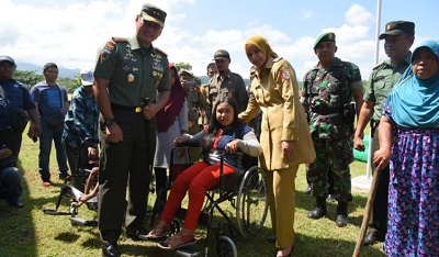 Penerima Kursi Roda Senang Sekali Saat Menerima Bantuan Pada Penutupan TMMD