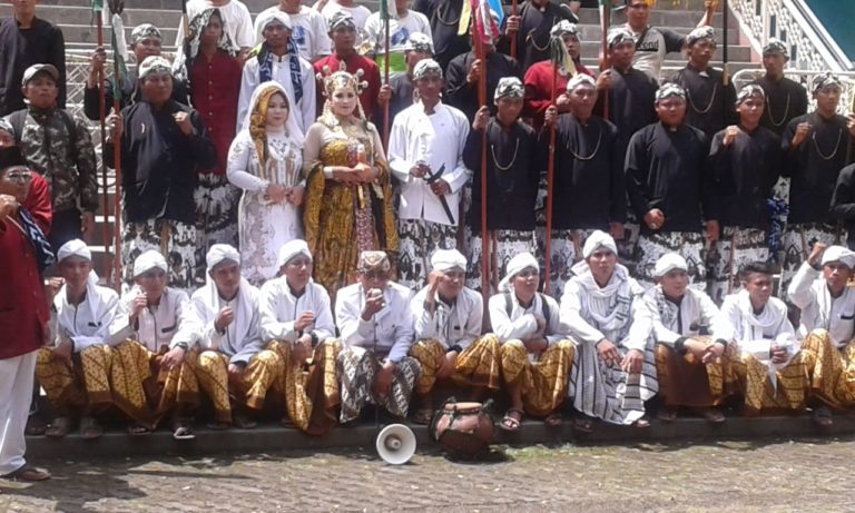 Desa Mundu Pesisir Kecamatan Mundu Ikut Kirab Budaya