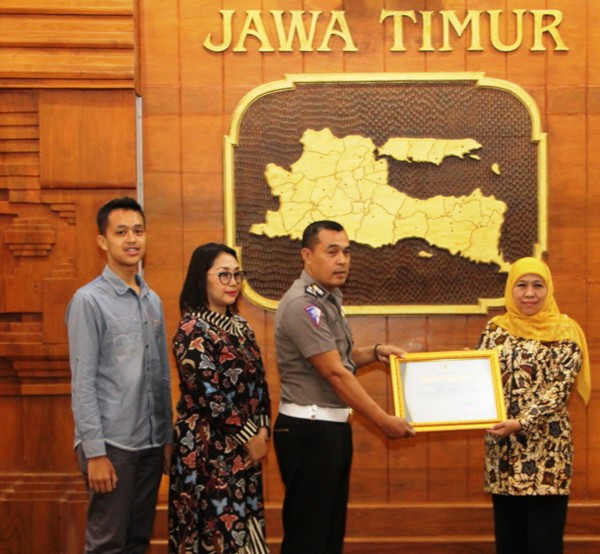 Gubernur Jatim Khofifah Apresiasi Keberanian Aiptu Sujadi Menyelamatkan Korban Banjir