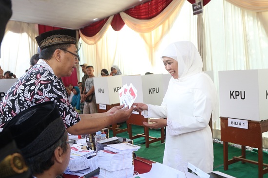 Gubernur Khofifah Gunakan Hak Pilih pada Pilpres dan Pileg di TPS 38 Jemur Wonosari