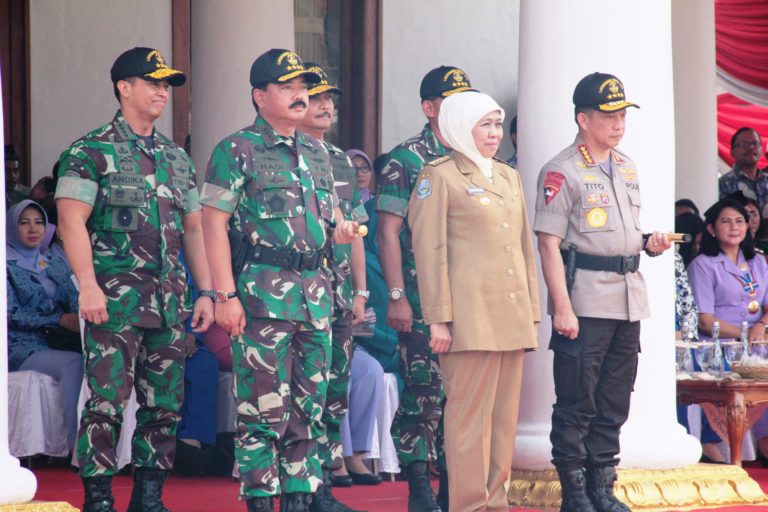 Gubernur Khofifah Dampingi Panglima TNI Lepas Kirab Latsitarda Nusantara XXXIX