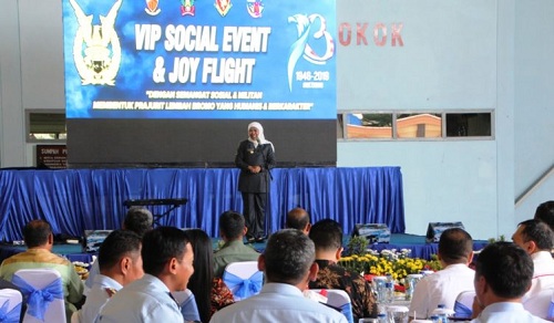 Memperngati HUT TNI AU, Gubernur Khofifah Naik Pesawat Hercules Bareng Para ABK
