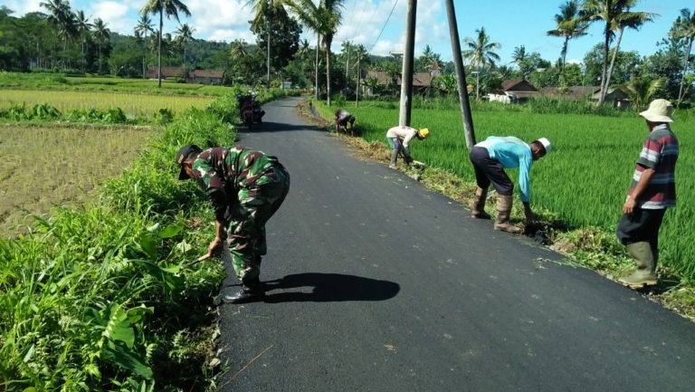 Warga Masyarakat Giat Kerjabakti Bersama Babinsa Usai TMMD