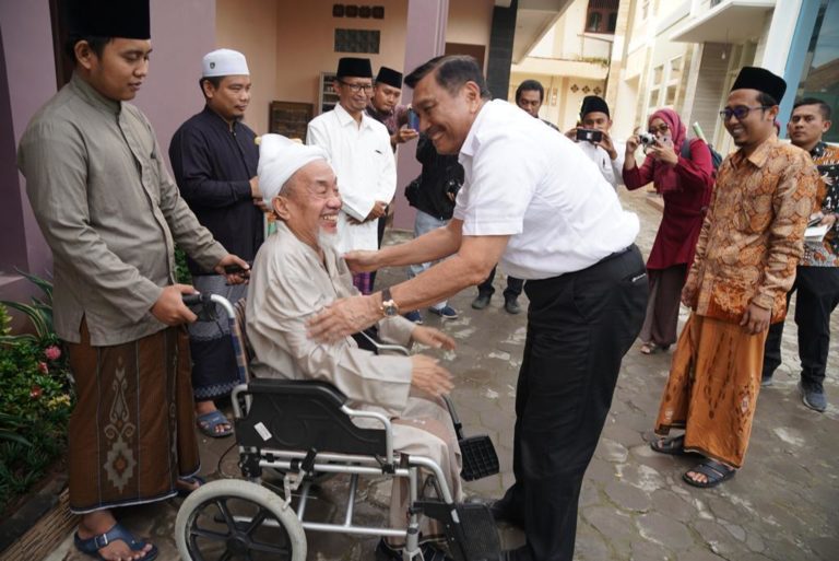 Luhut Jelaskan Soal Video Beri Amplop ke Kiai di Bangkalan
