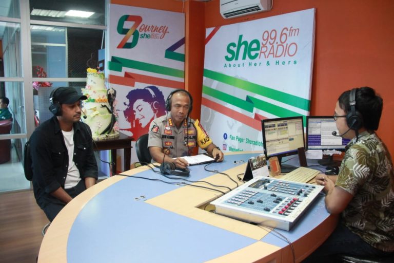 Jelang Leg Kedua Piala Presiden 2019, Kapolrestabes Surabaya Berikan Himbauan Kepada Arek-arek Bonek Melalui Radio