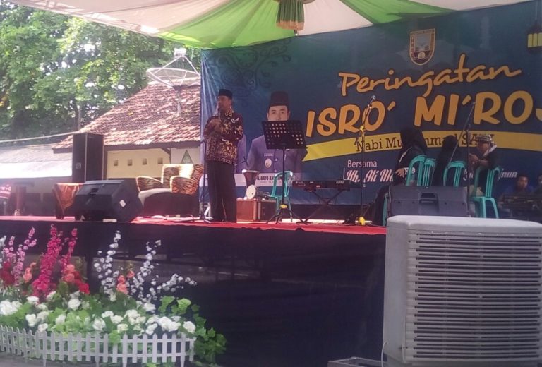 Camat Sarang Menerima Bantuan Satu Unit Ambulance Dari Baznas Kabupaten Rembang