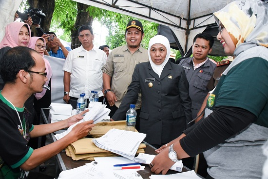 Gubernur Khofifah Harapkan Perhitungan Selesai Sebelum Tengah Malam