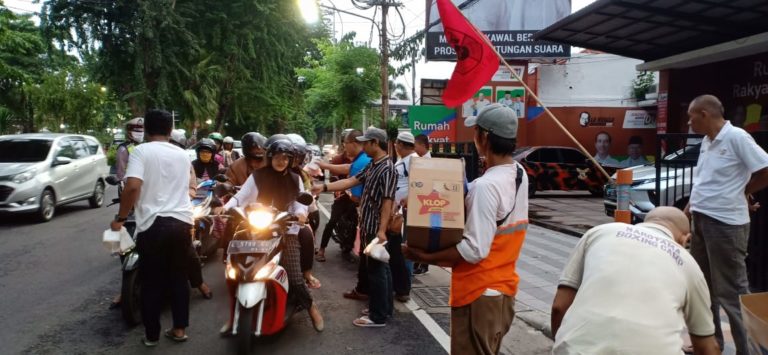 Ormas Pemuda Pancasila Jatim Bagi-Bagi Takjil Kepada Warga
