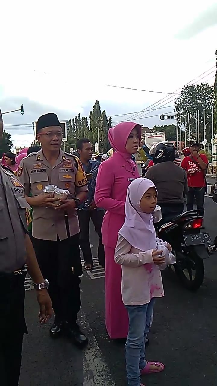 Kapolres Situbondo Bersama Super Hero Bagi Bagi Takjil Di Jalan