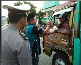 Komunitas IPCI Kab Situbondo, Kapolres Situbondo Bagikan 1000 Takjil Dijalan