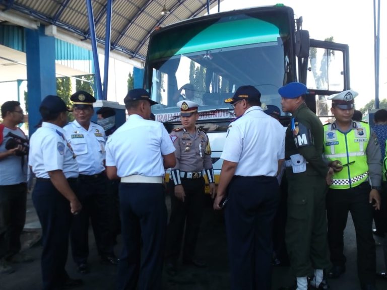Personil Gabungan Dishub, Polres, Dan Polisi Militer Lakukan Ramcheck Di Terminal Agar Tidak Kecolongan Terhadap Bus Menyambut Hari Raya 2019