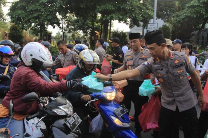 Ditbinmas Polda Jatim: Bagikan 1000 Takjil