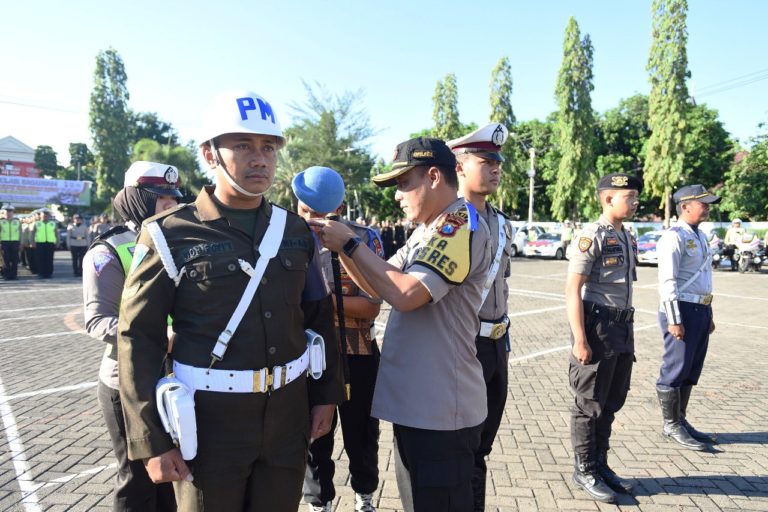 Kapolres Situbondo AKBP Awan Hariono, S.H., S.I.K., M.H, bersama jajaran Forkopimda saat mengecek kesiapan anggota 