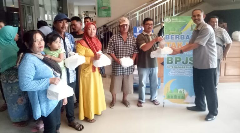 Momen Ramadhan BPJS Ketenaga Kerjaan Bagikan Ratusan Takjil di RSUD Abdoer Rahem
