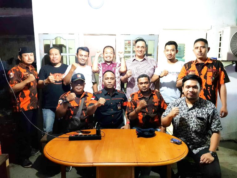Komunitas (EXPROA) Executive Protection Agent, Bersama Pemuda Pancasila, Berbagi Takjil Bulan Ramadhan Di Jalan Nginden Semolo No.66 Surabaya.