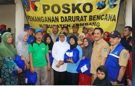 Khofifah Harapkan Tanggul Segera Dibangun, Saat Kunjungi Korban Banjir Jombang