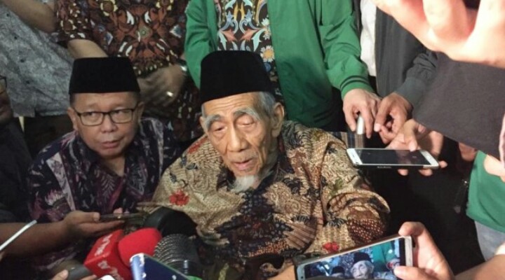 Didesak Keponakan Keluarkan Fatwa Pemilu Curang, Mbah Moen Menolak.