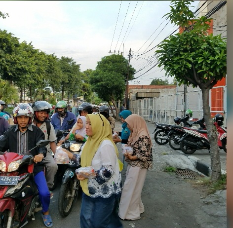 Semarak Ramadhan, Alumni SMARA 88 Surabaya Bagi – Bagi Takjil