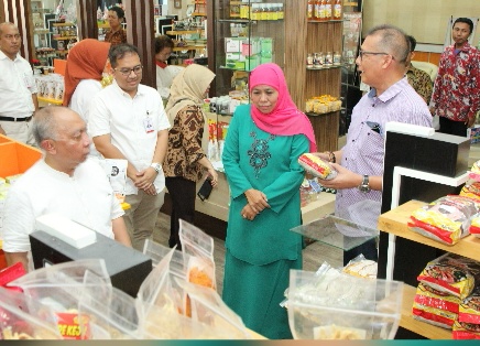 Gubernur Khofifah Kunjungi Bazar Ramadhan di Dinkop Prov. Jatim
